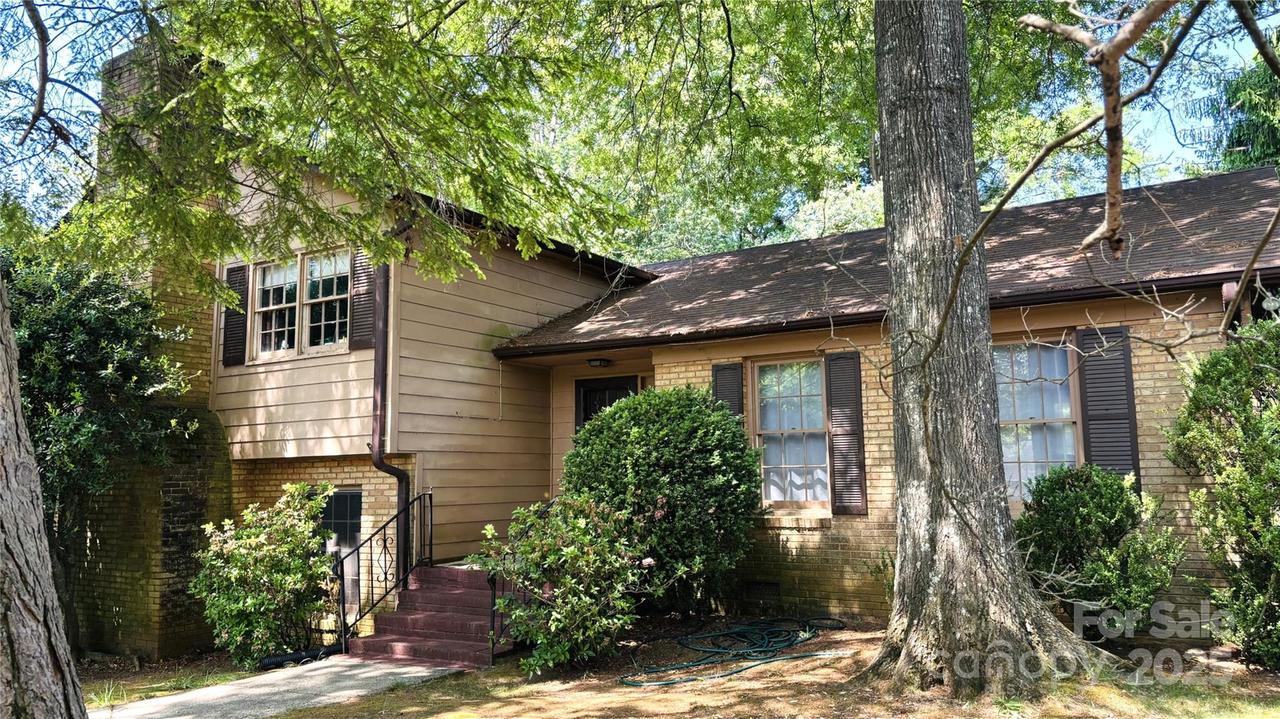 425 Roselawn Pl., Charlotte, NC 28211