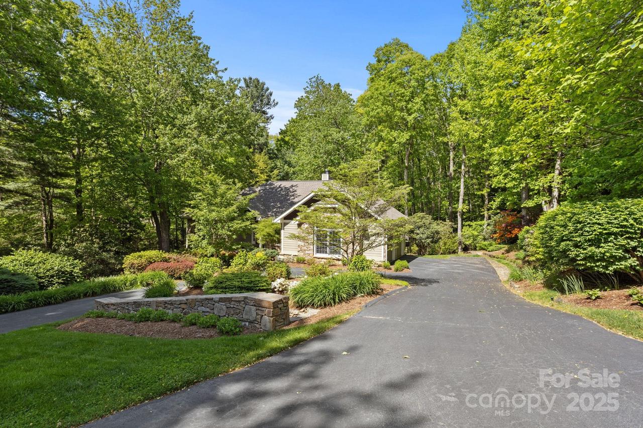 137 Berry Creek Dr., Flat Rock, NC 28731