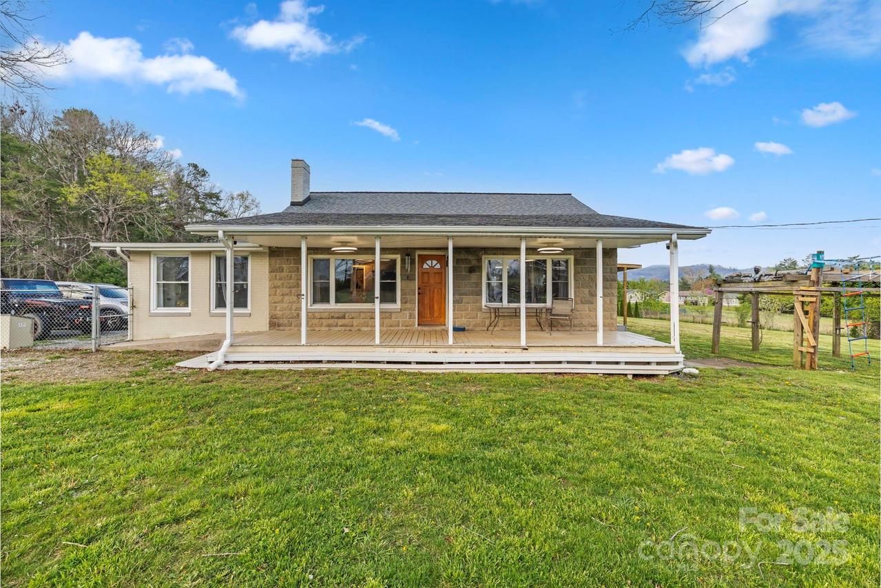 224 Laycock Rd., Hendersonville, NC 28792