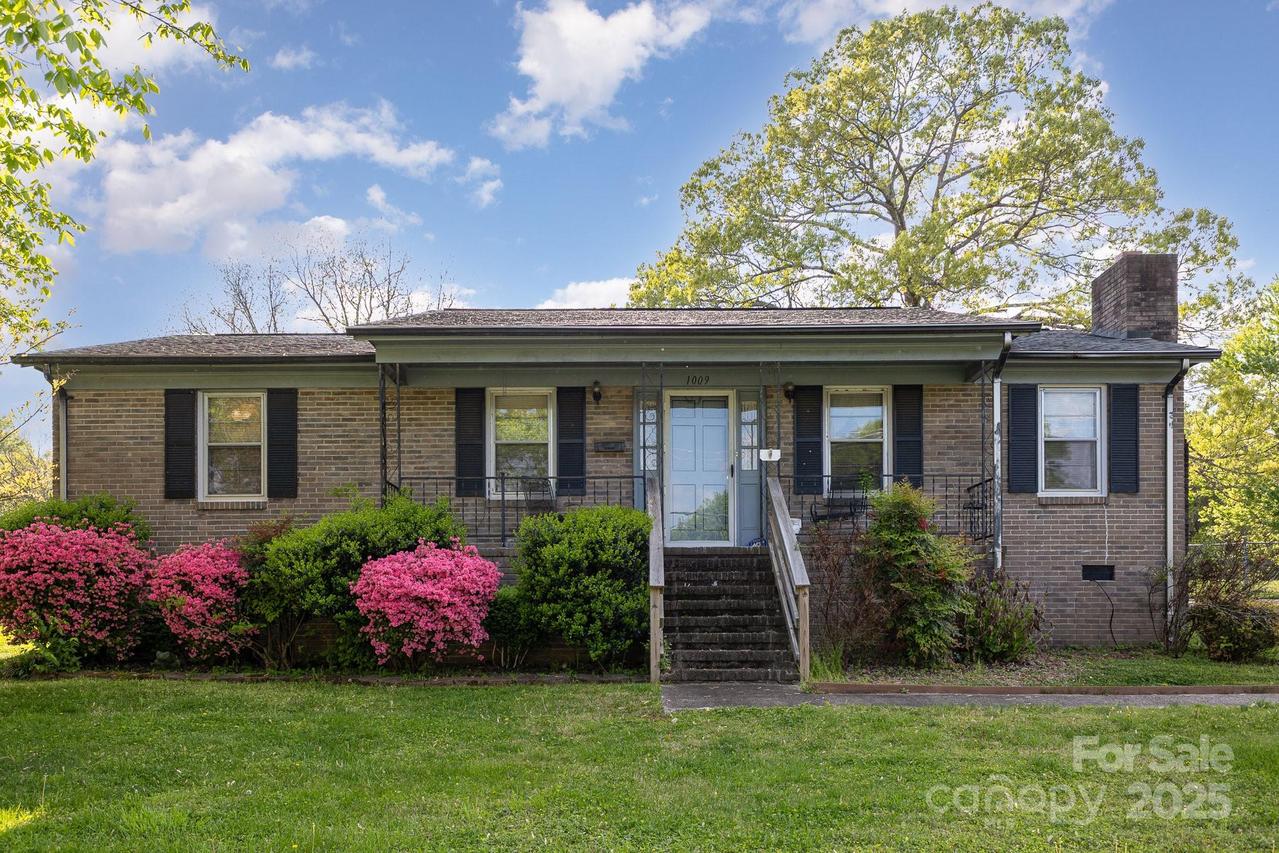 1009 N Main St., Mount Holly, NC 28120