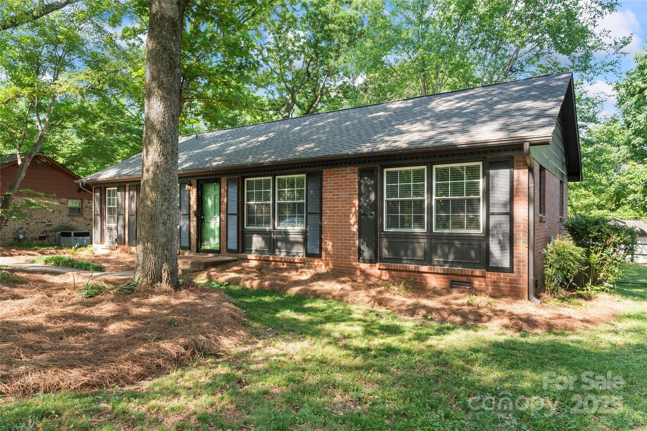 606 Deer Creek Dr., Matthews, NC 28105