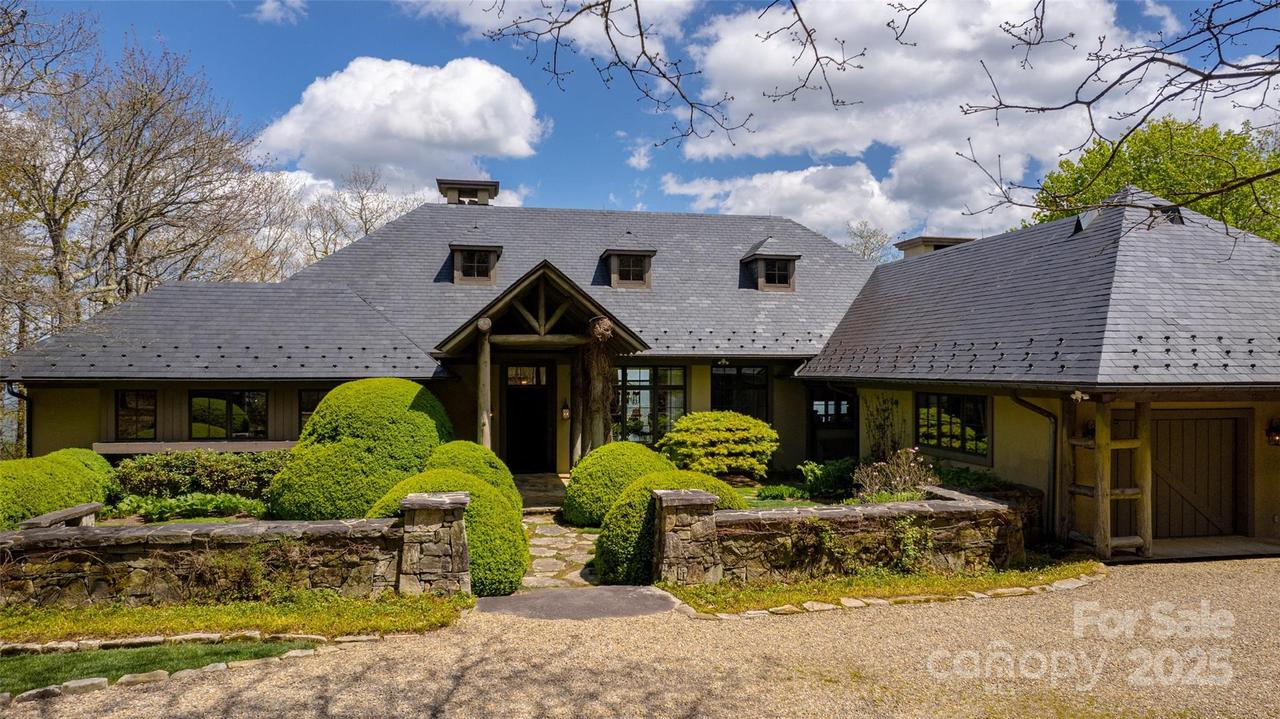 589 Summit Ridge Rd., Lake Toxaway, NC 28747