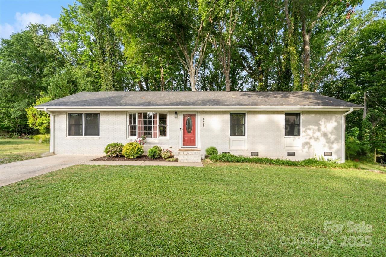 808 Sharon Dr., Waxhaw, NC 28173