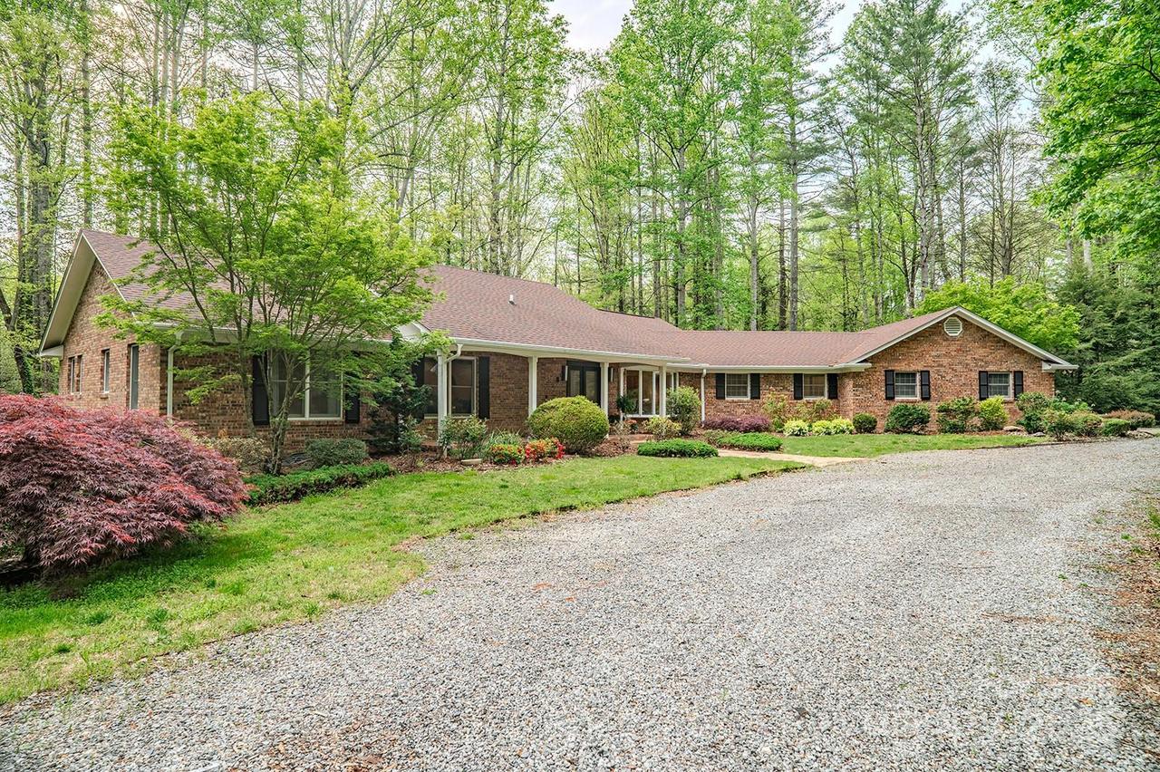 290 Tranquility Pl., Hendersonville, NC 28739