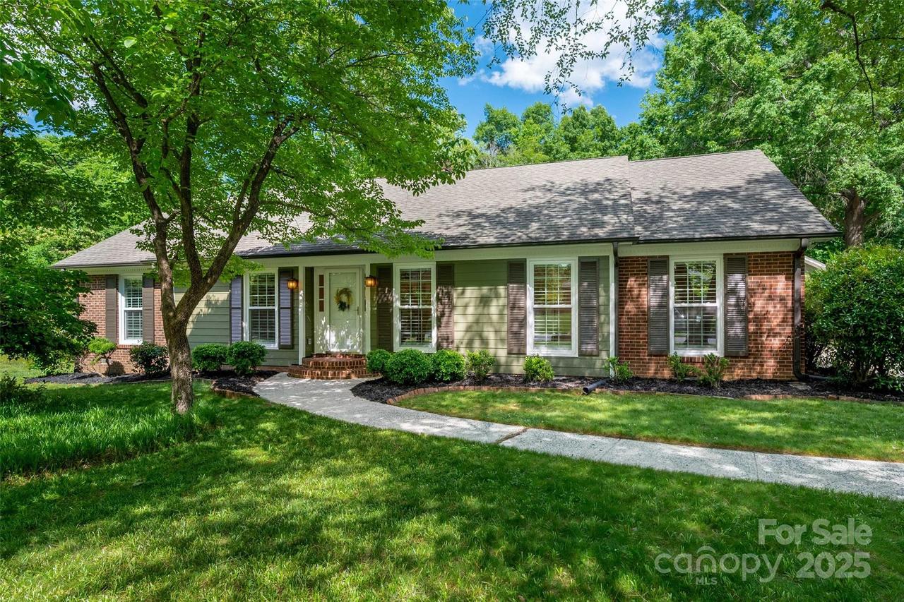 1260 Piccadilly Dr., Charlotte, NC 28211