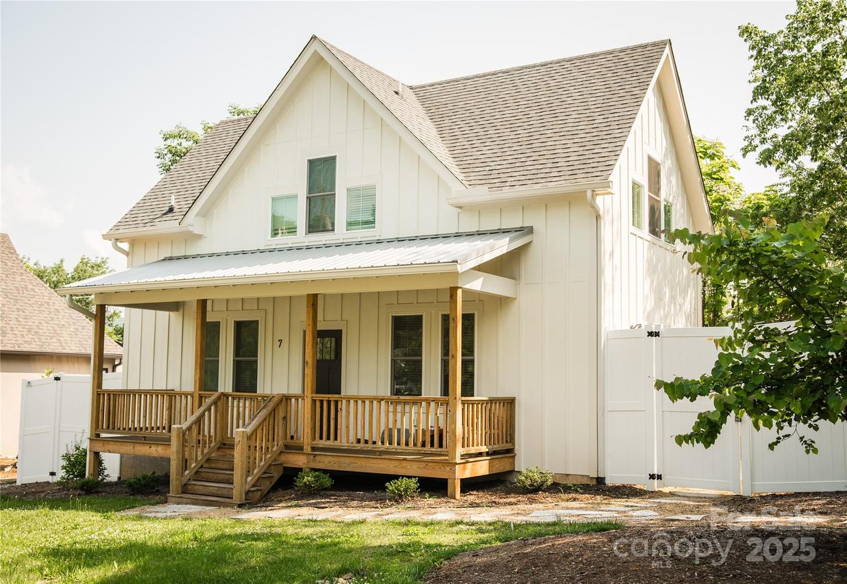 7 Mountain View Ave., Black Mountain, NC 28711