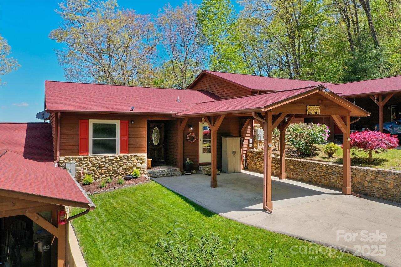 927 Henry Dingus Way, Maggie Valley, NC 28751