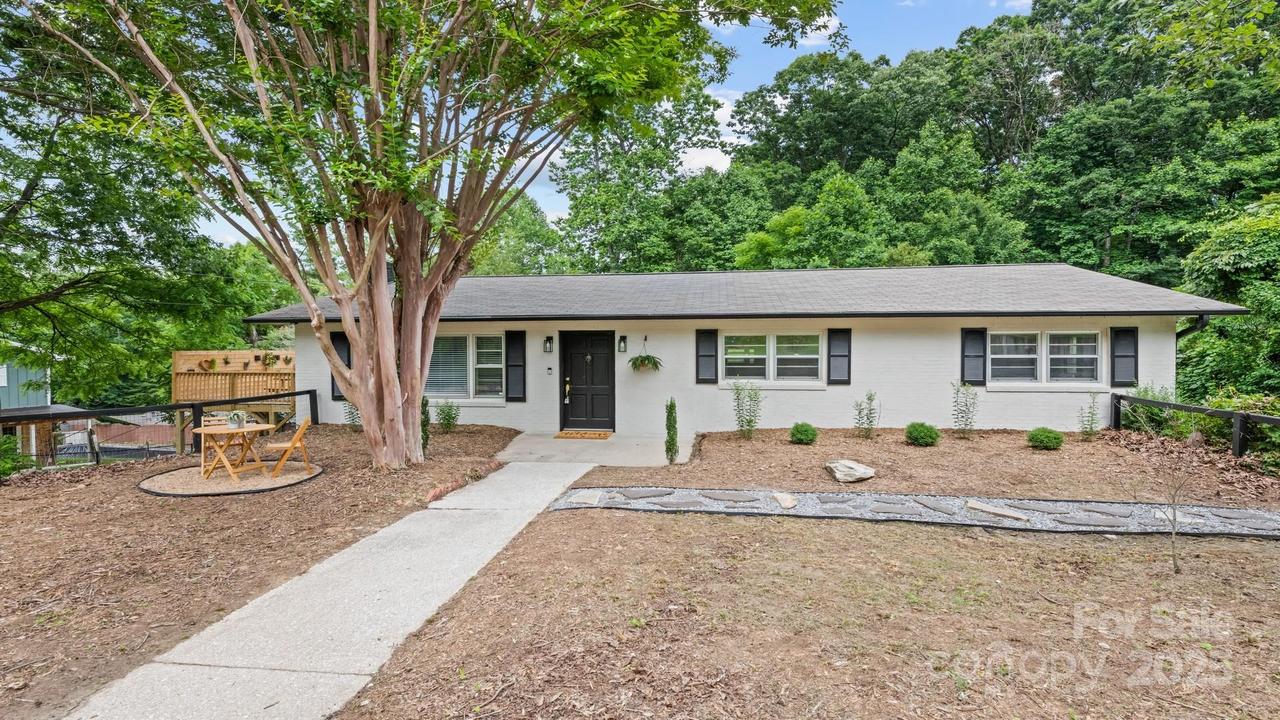 114 Jp Huggins Dr., Hendersonville, NC 28791