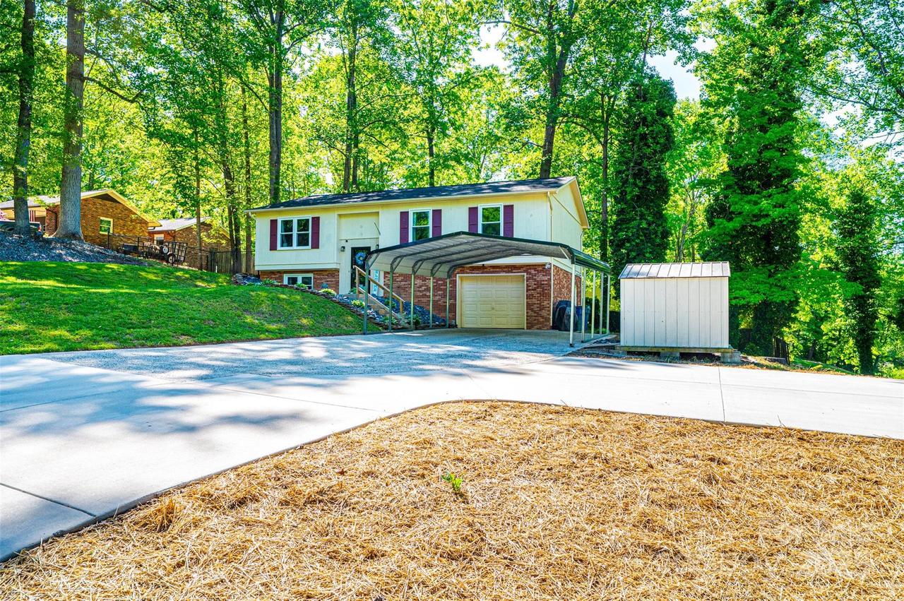 1018 Autumn Ln., Hickory, NC 28602
