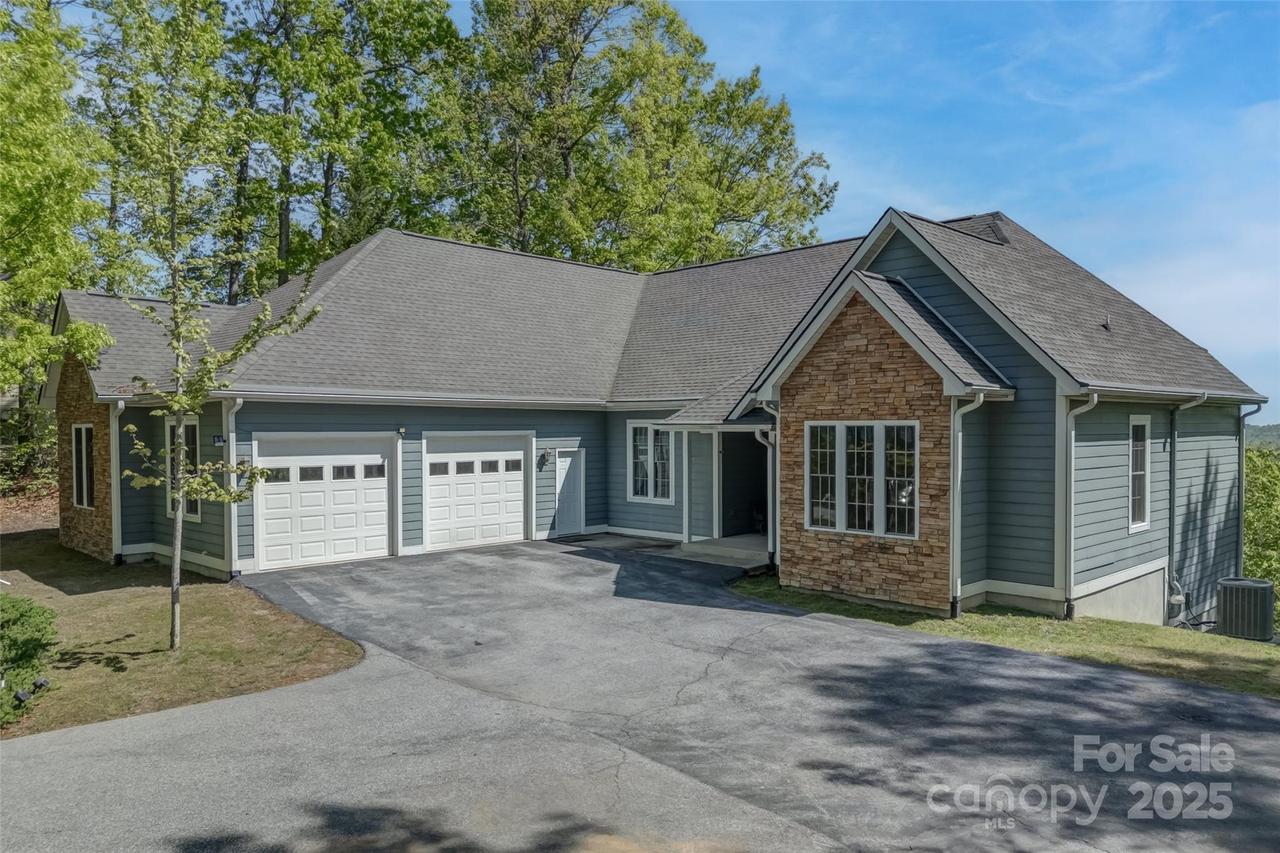 883 Big Raven Ln., Saluda, NC 28773