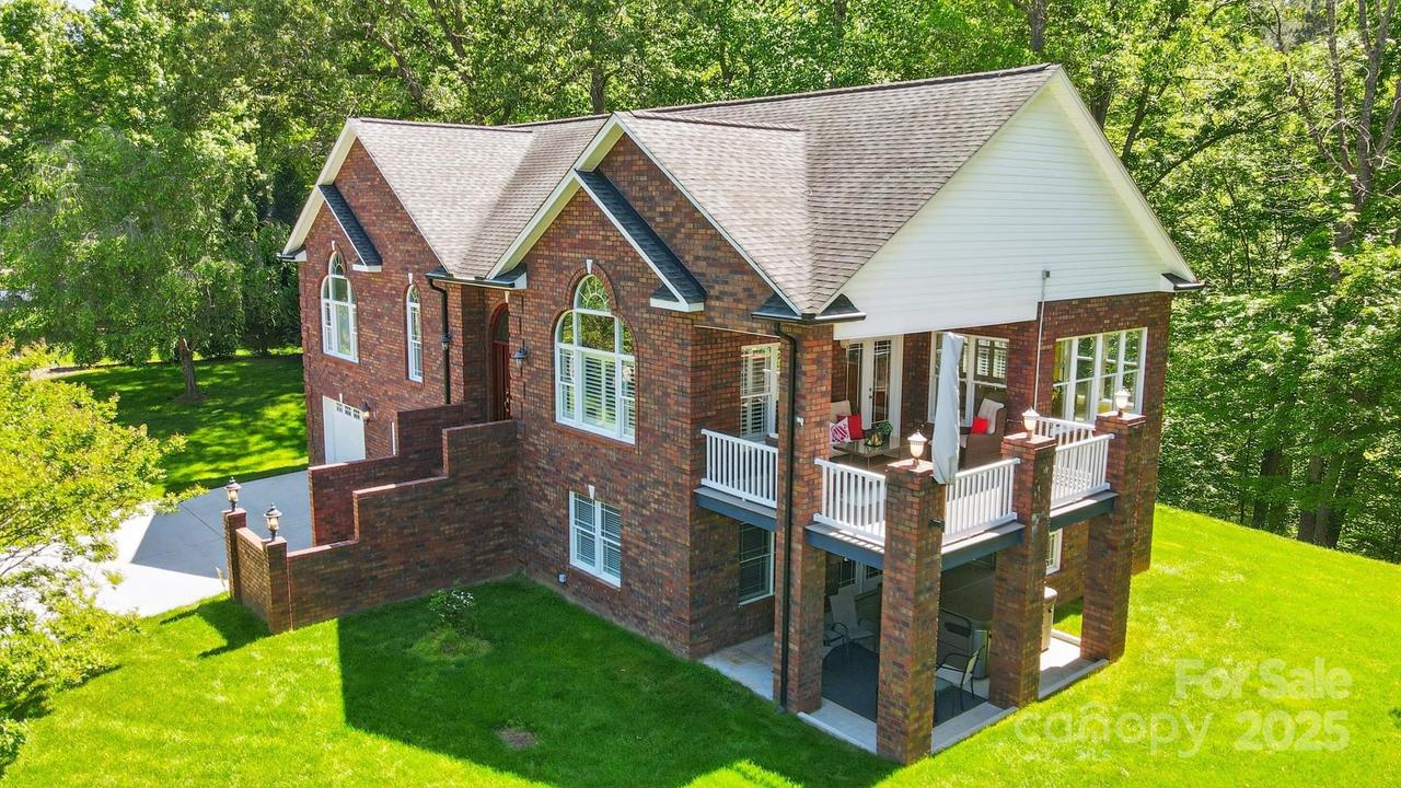 221 Grayrock Dr., Statesville, NC 28677