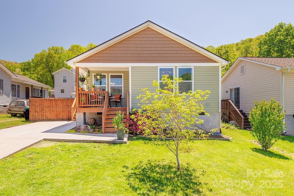 10 Half Moon Dr., Swannanoa, NC 28778