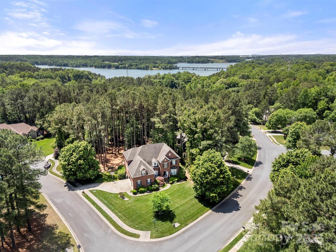 221 Silvercliff Dr., Mount Holly, NC 28120