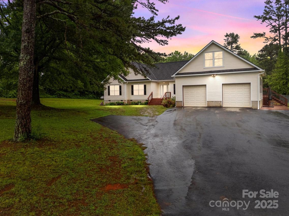140 Ribbon Cir., Lincolnton, NC 28092