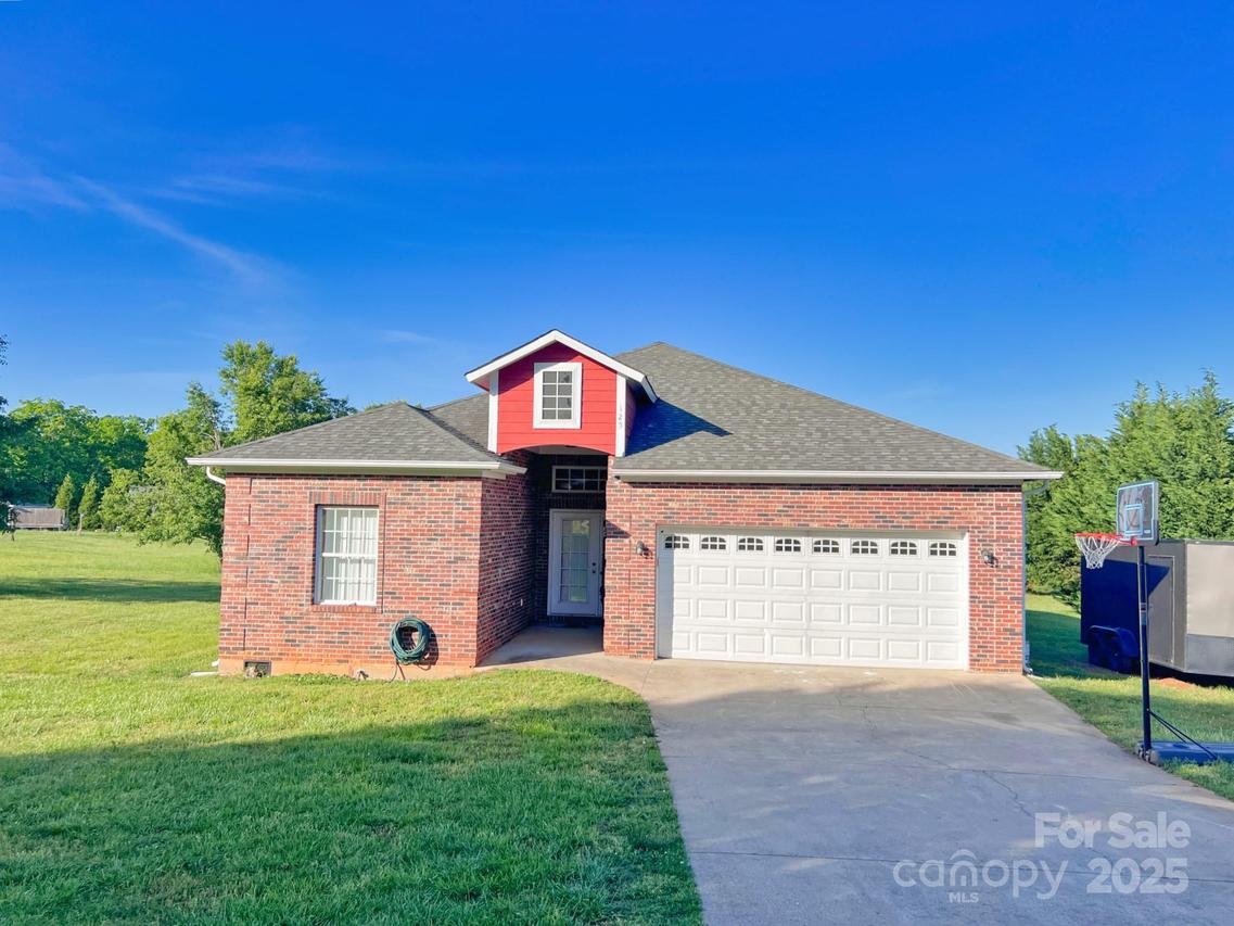 125 Hoopaugh Ave., Ellenboro, NC 28040