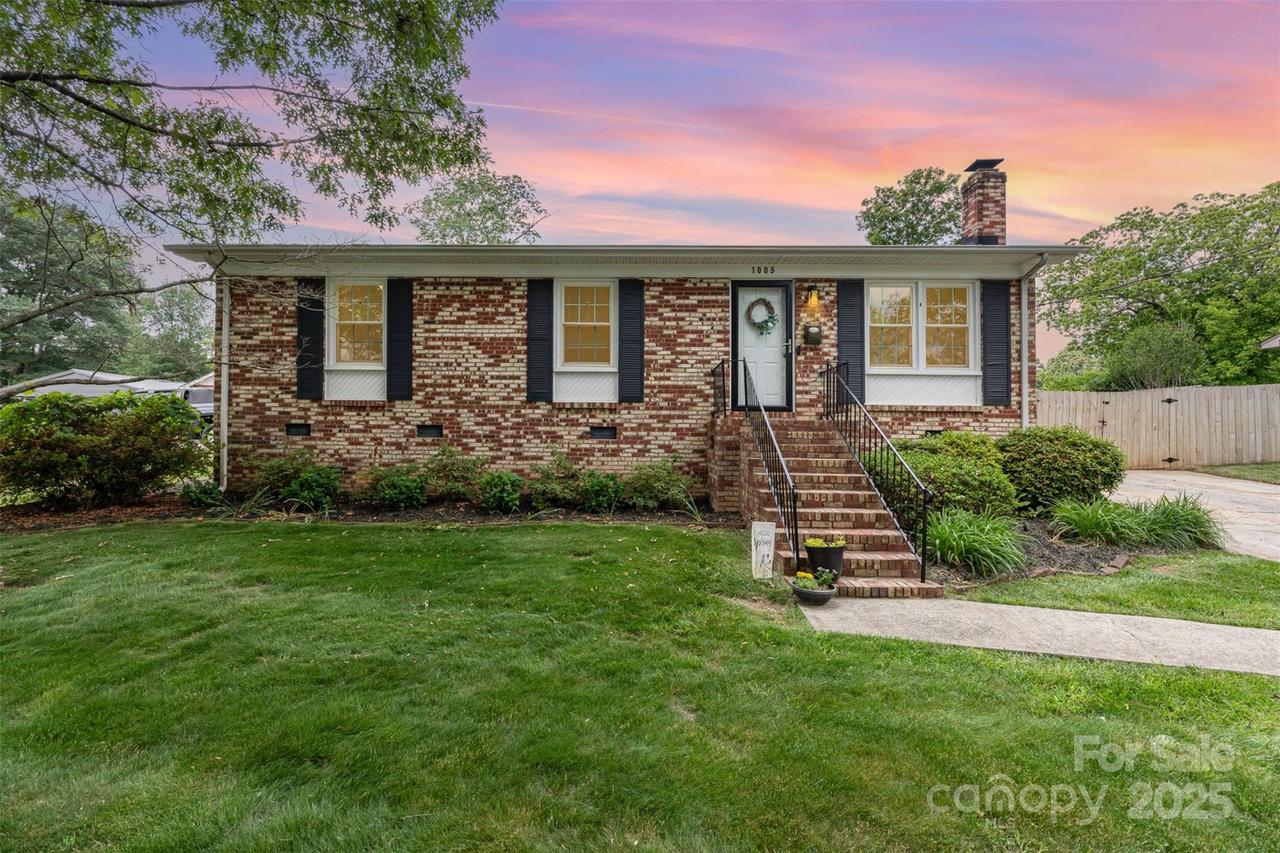 1005 N Main St., Mount Holly, NC 28120