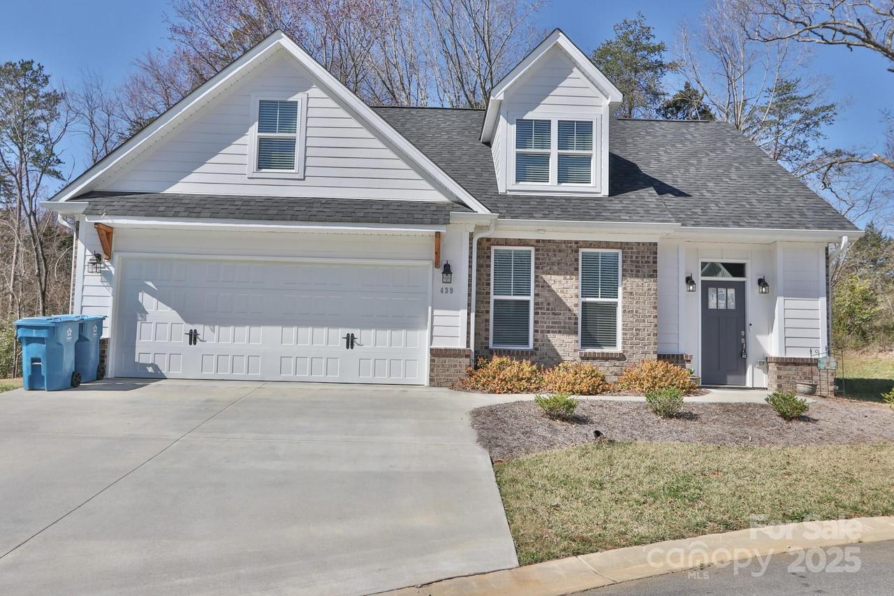 439 Fernwood Dr., Yadkinville, NC 27055