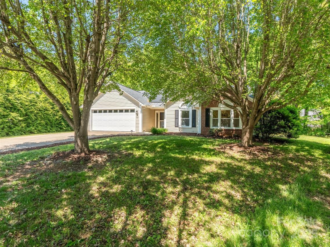 989 Thorncrest Ct., Fletcher, NC 28732