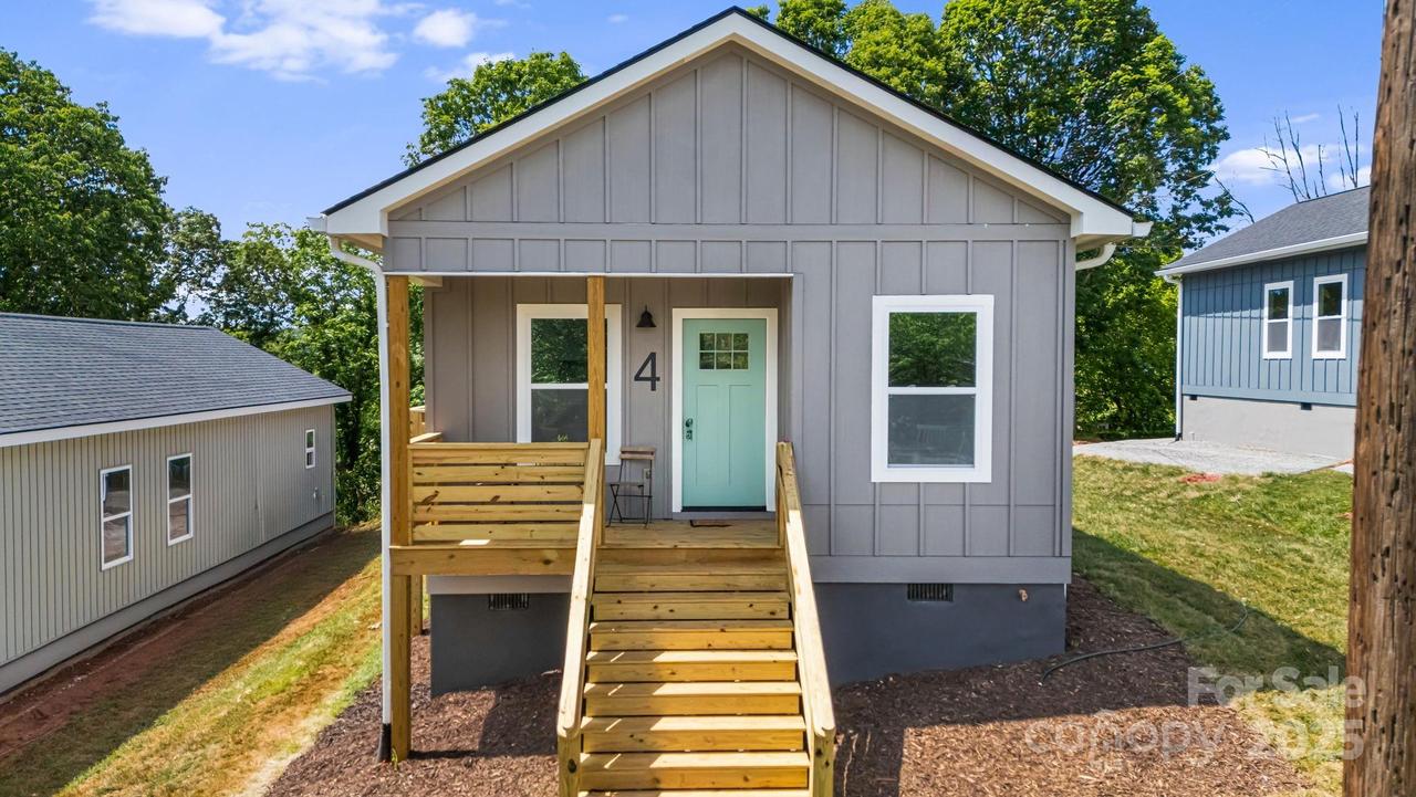 4 Chestnut Ridge Ave., Asheville, NC 28804