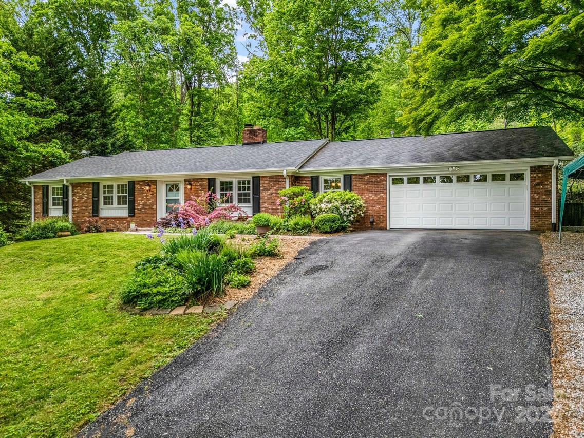 111 Rusty Ln., Hendersonville, NC 28791