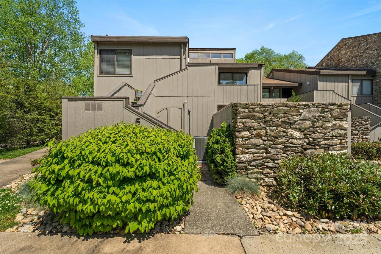 5 Lakemoor Ln., Hendersonville, NC 28739