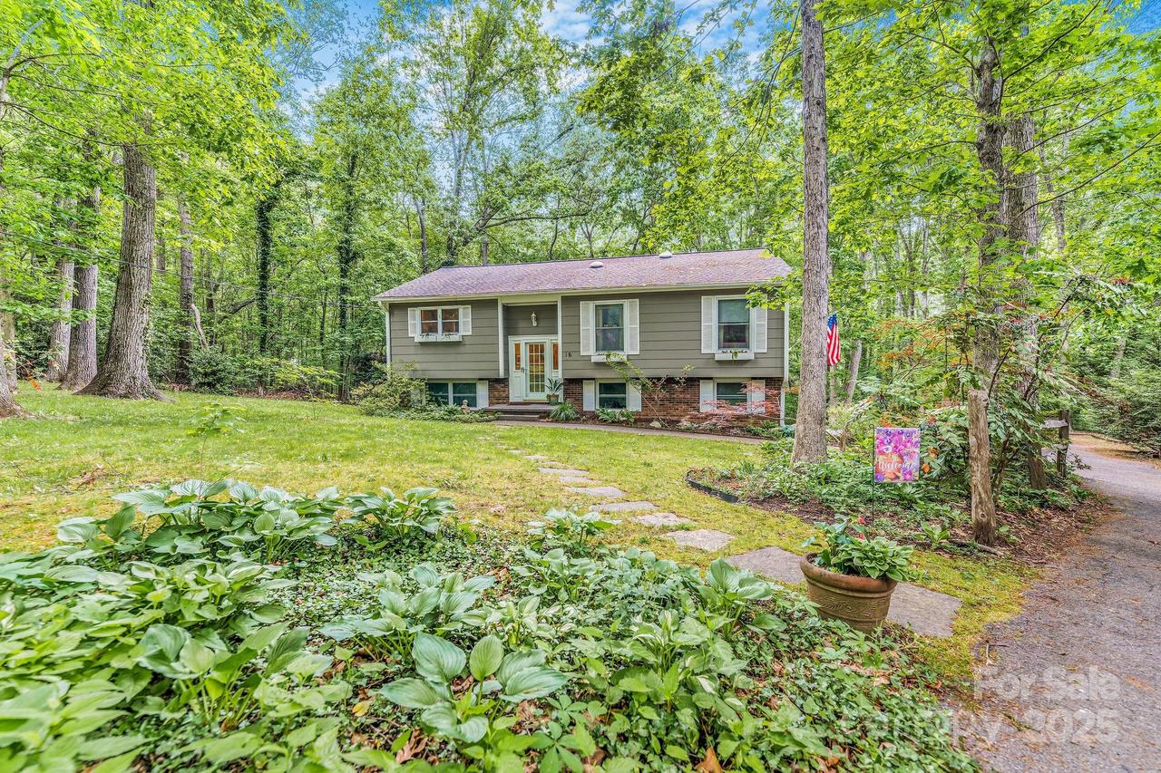 16 Jonway Ct., Candler, NC 28715