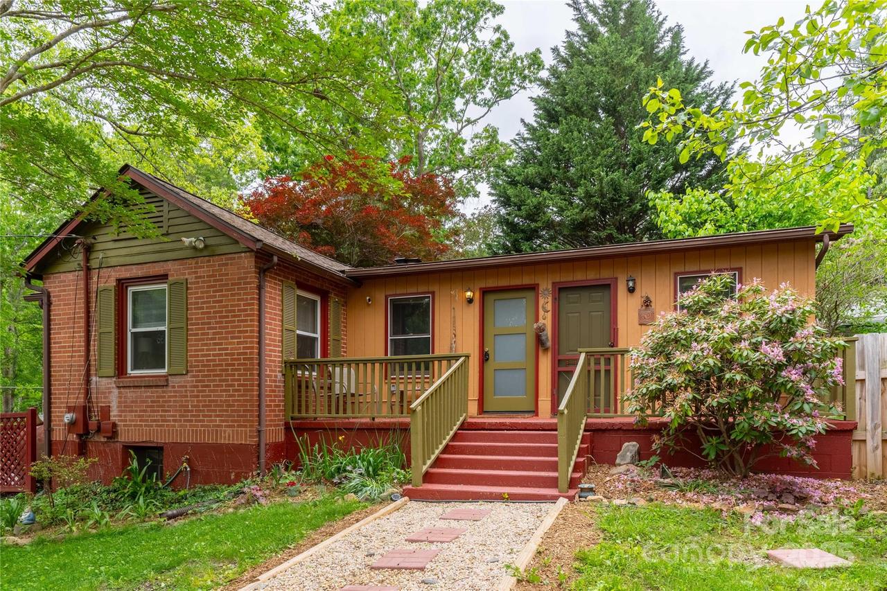 100 Park Ridge Ave., Swannanoa, NC 28778