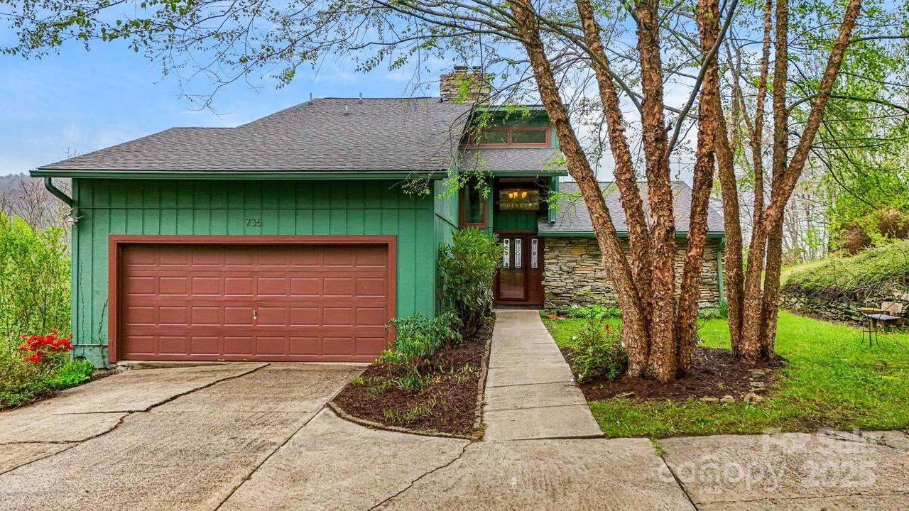 736 Banks Mountain Dr., Hendersonville, NC 28792