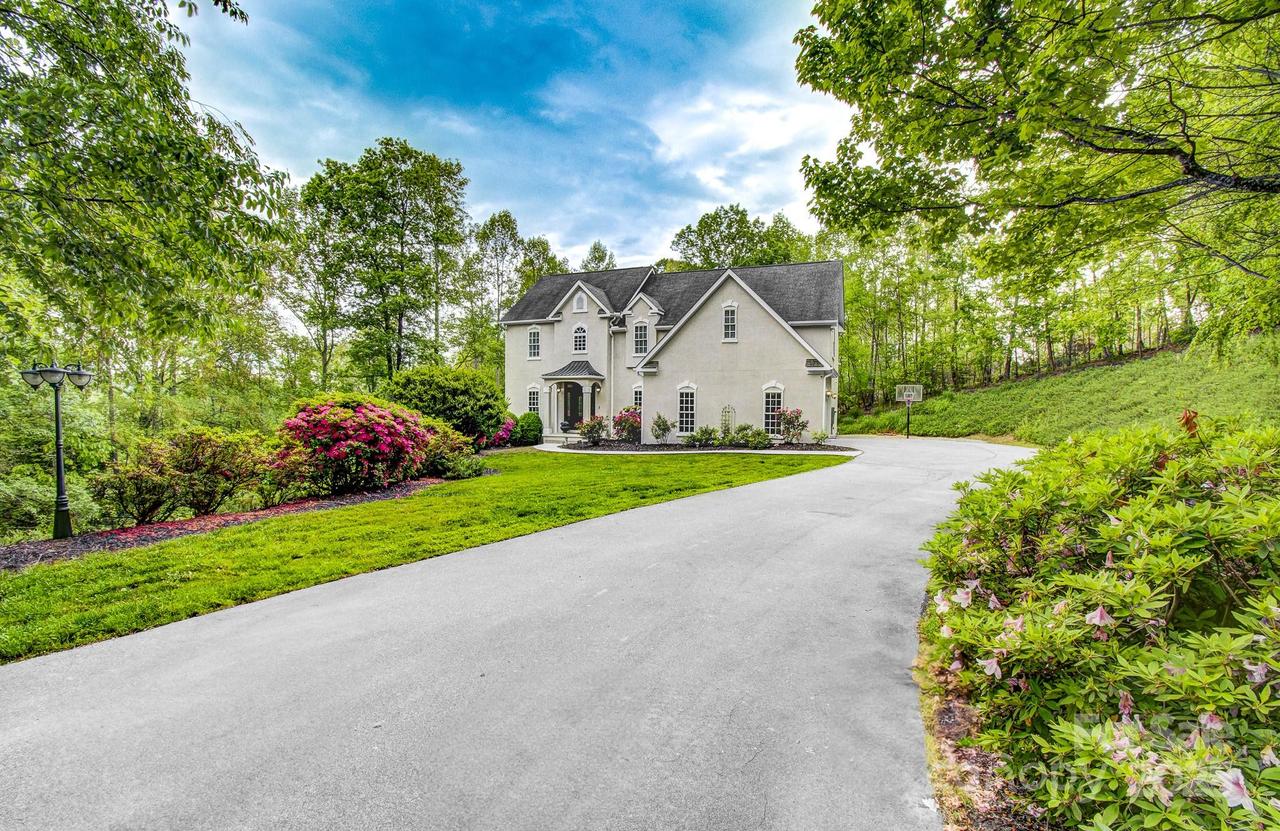208 Bragg Ct., Hendersonville, NC 28792