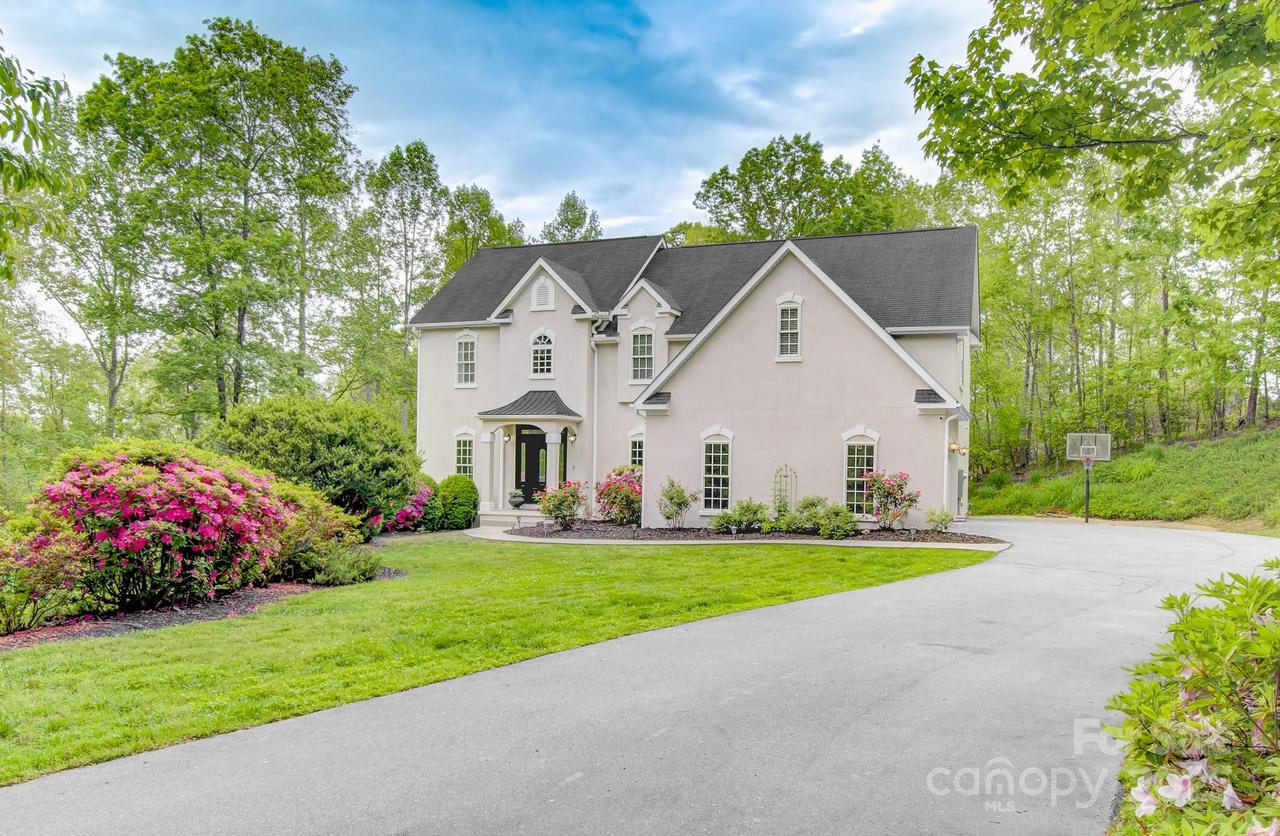 208 Bragg Ct., Hendersonville, NC 28792