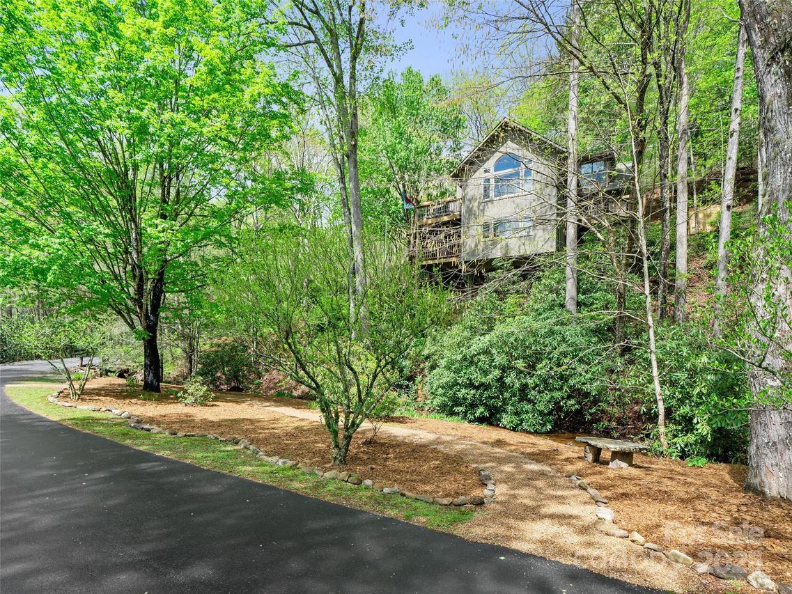 86 Laurel Dr., Burnsville, NC 28714