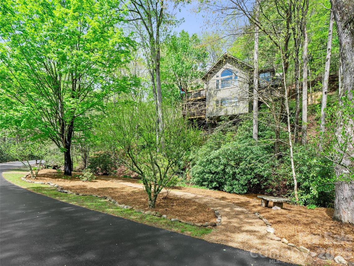 86 Laurel Dr., Burnsville, NC 28714