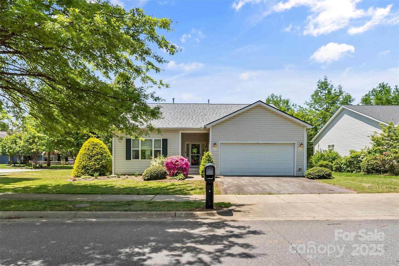 2 Scottish Cir., Asheville, NC 28803