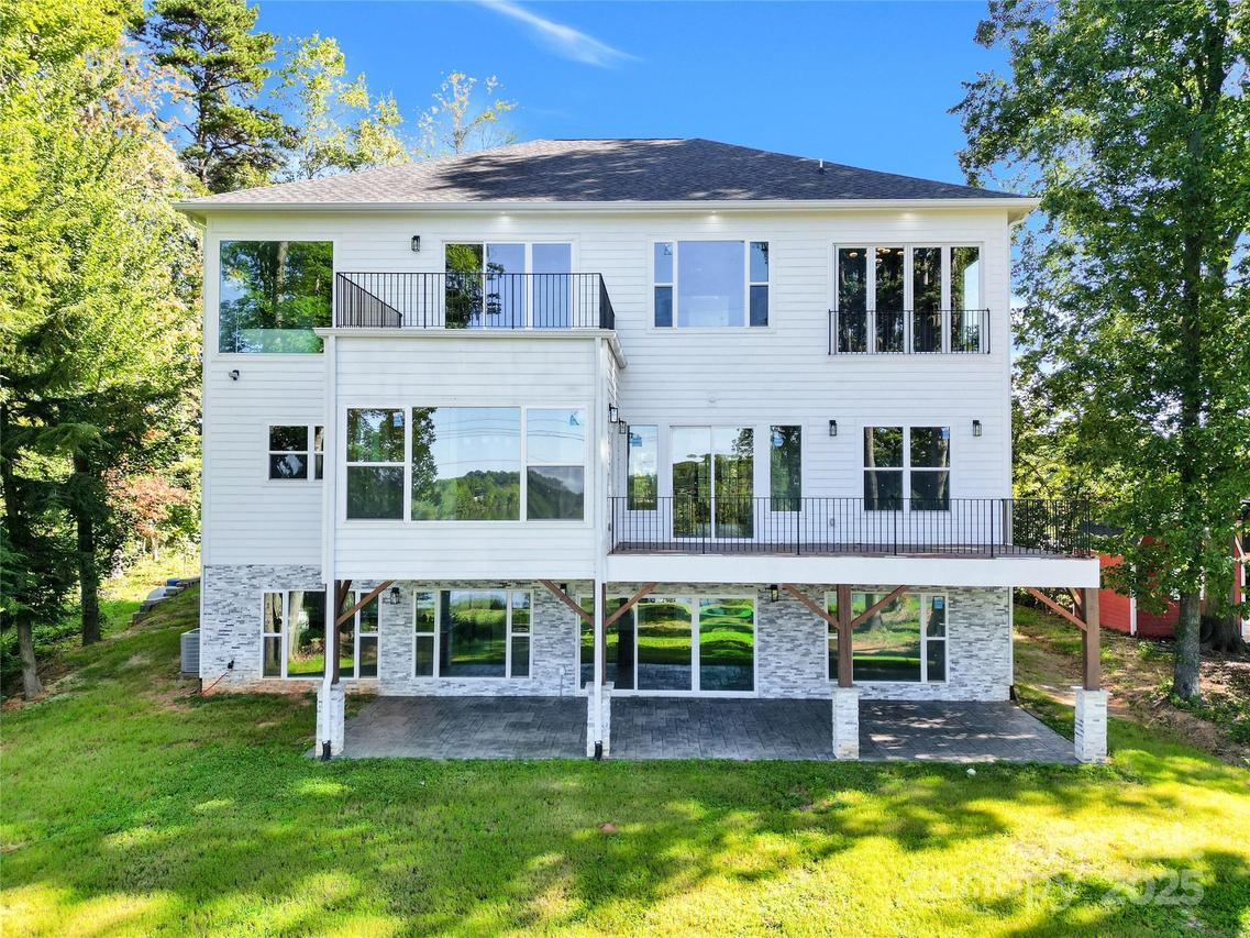124 Clipper Ln., Mooresville, NC 28117