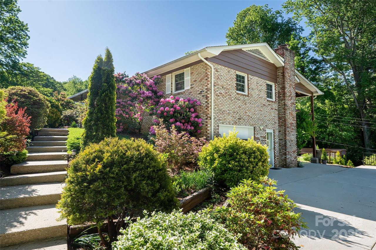 12 Deerwood Dr., Asheville, NC 28805