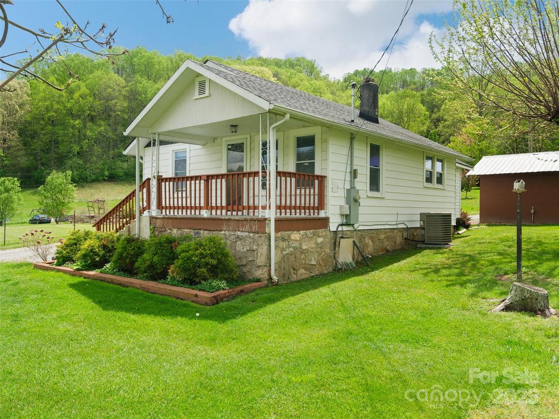 819 Mauney Cove Rd., Waynesville, NC 28786