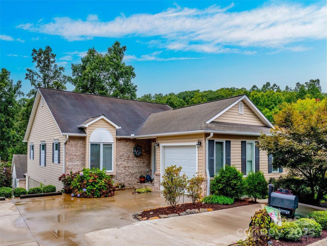 27 Putter Ct., Hendersonville, NC 28739