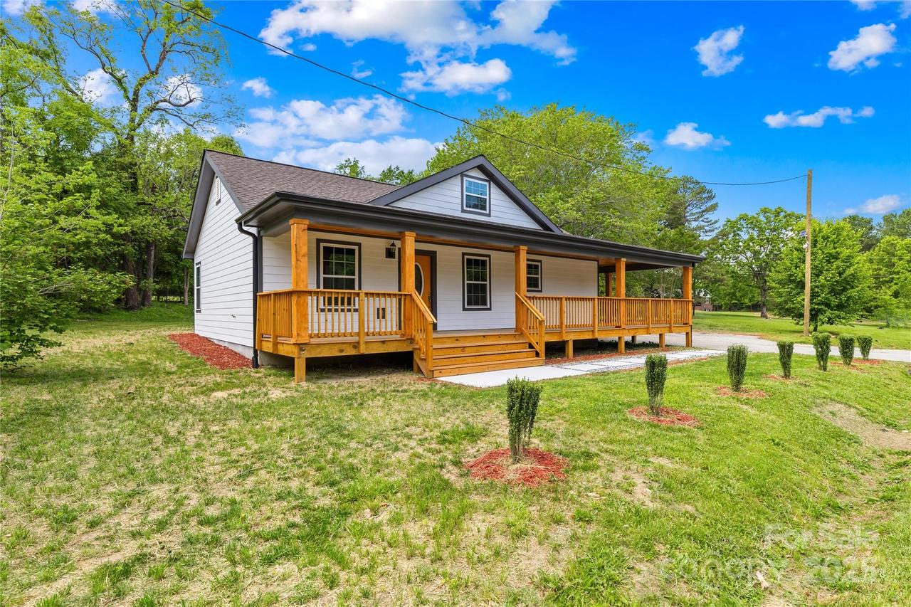 662 Camp Ferry Rd., Mooresboro, NC 28114