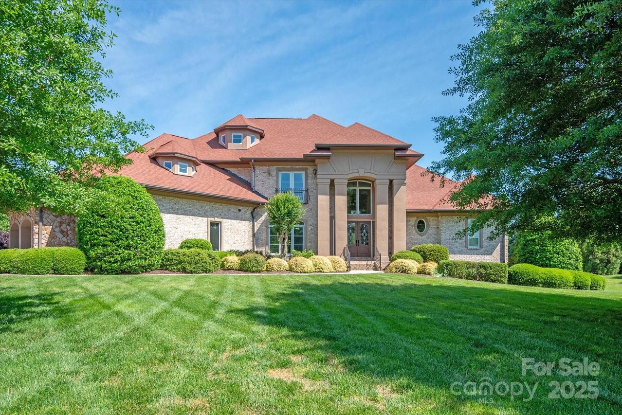 8904 Woodhall Lake Dr., Waxhaw, NC 28173