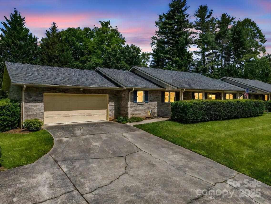 209 Daniel Dr., Hendersonville, NC 28739