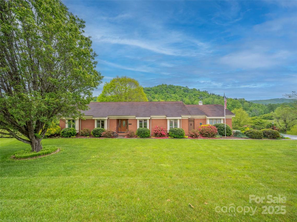 24 Beaumont Dr., Hendersonville, NC 28739