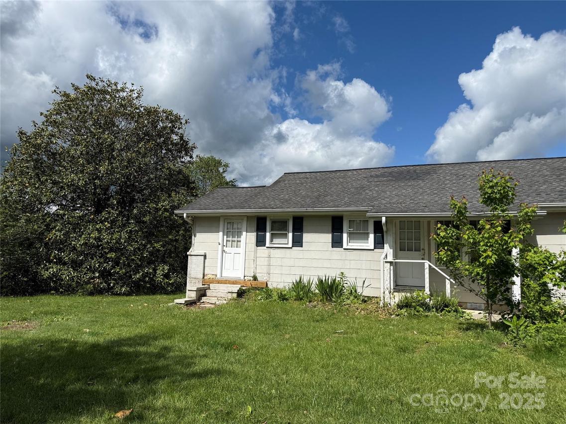 320 Ficker Cir., Hendersonville, NC 28739