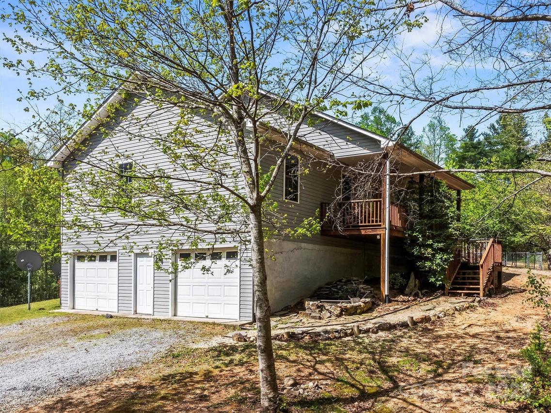 316 Big Raven Ln., Saluda, NC 28773