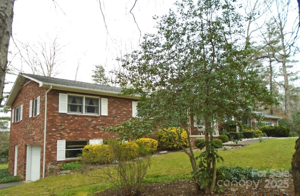 3236 Debbie Dr., Hendersonville, NC 28791
