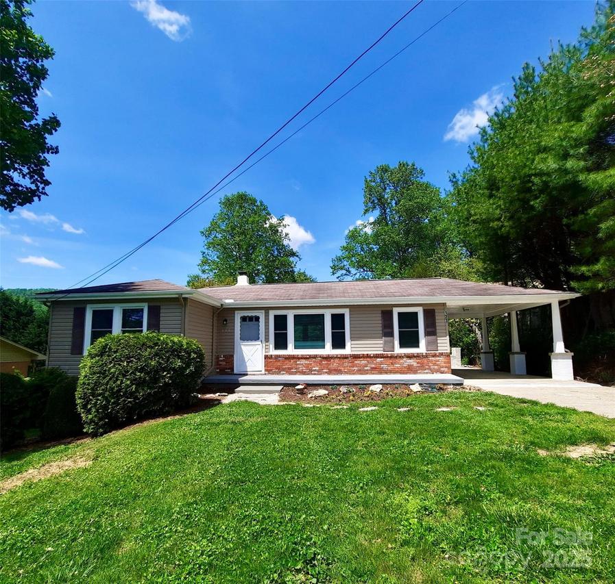 123 Longview Dr., Hendersonville, NC 28791