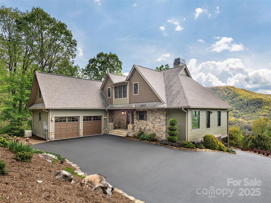 91 Watershed Way, Horse Shoe, NC 28742