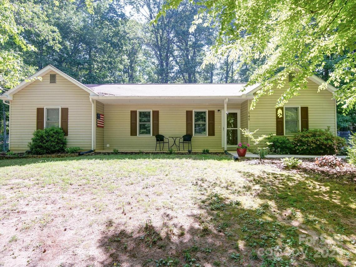 145 Woodview Dr., Statesville, NC 28625