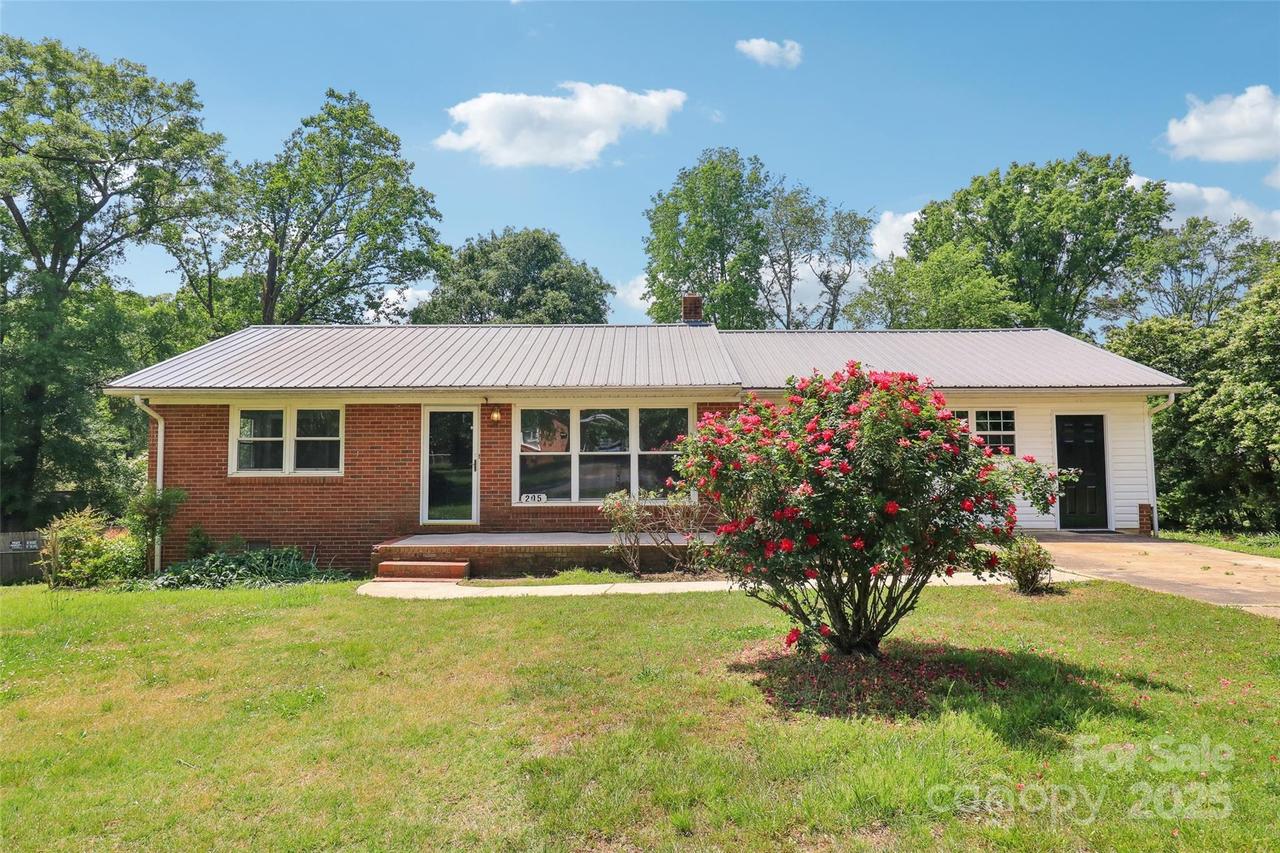 205 Dogwood Ln., Dallas, NC 28034