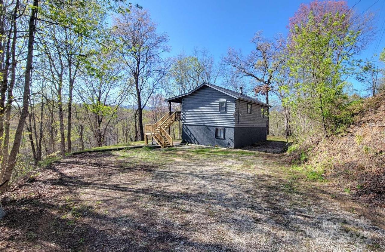 389 Lily Ln., Whittier, NC 28789