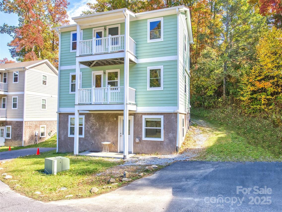 12 Lila Ln., Leicester, NC 28748